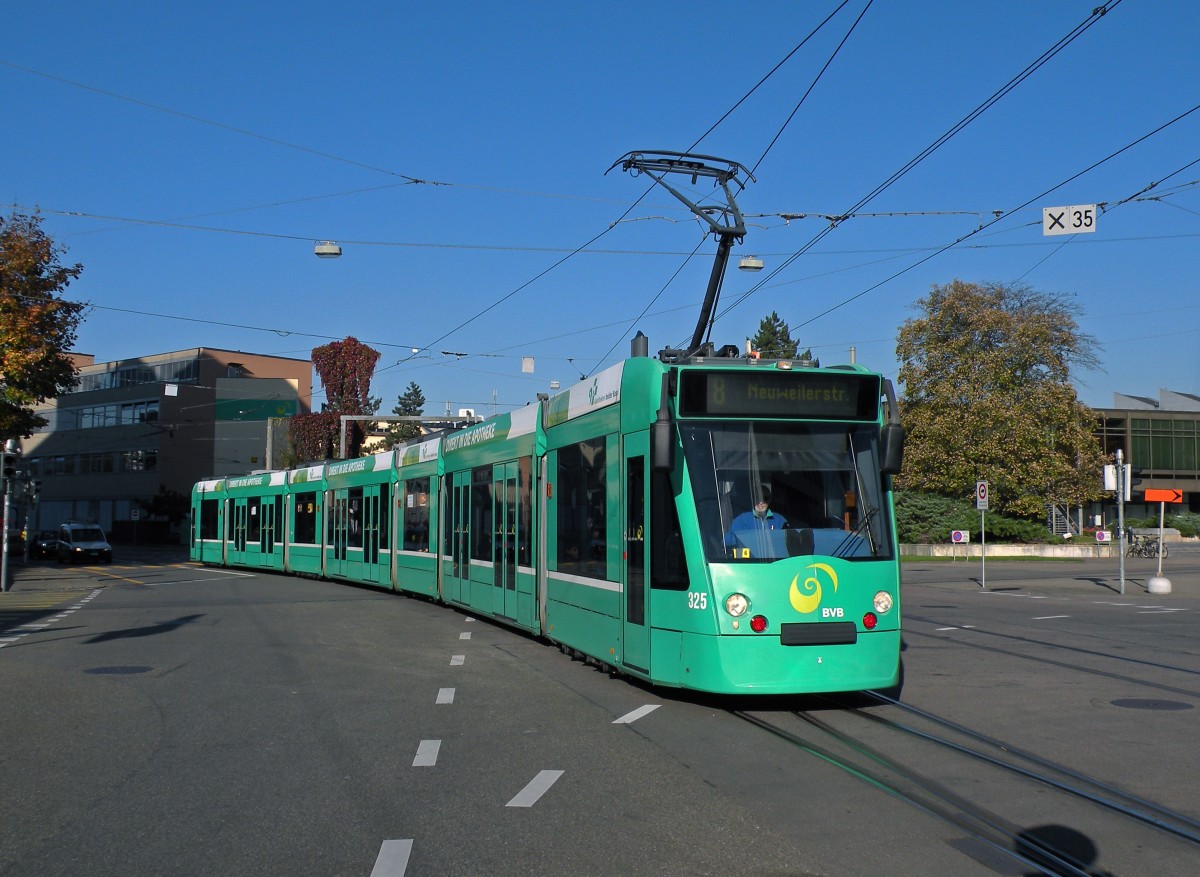 Combino mit der Betriebsnummer 325 auf der Linie 8 fhrt zur Haltestelle CIBA. Die Aufnahme stammt vom 31.10.2013.