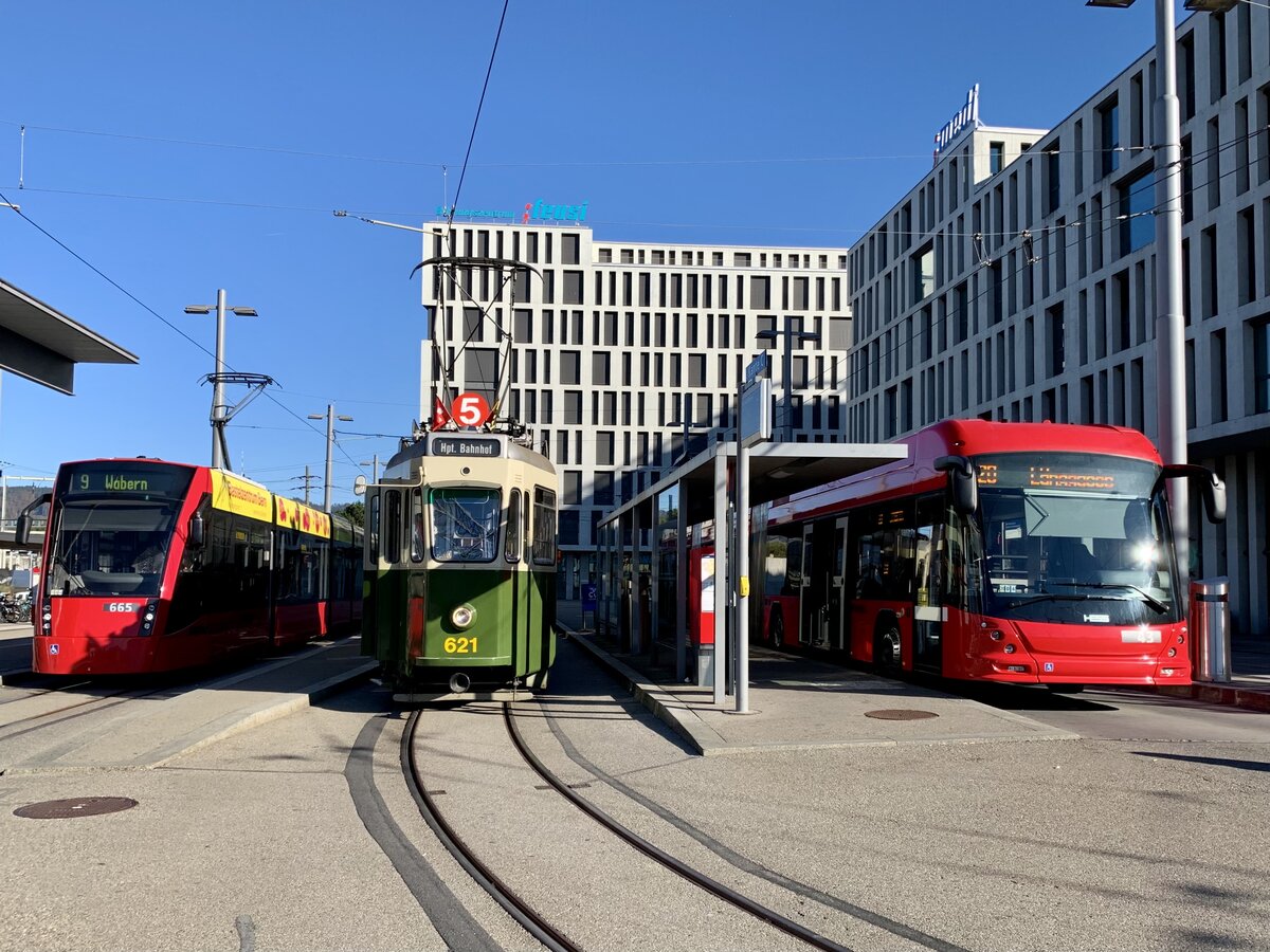 Combino Tram 665 aus dem Jahre 2010 mit dem Standardwagen Be 4/4 621 aus dem Jahre 1960 und dem HESS Doppelgelenktrolleybus 43 von 2019 am 24.10.21 beim Bahnhof Wankdorf.