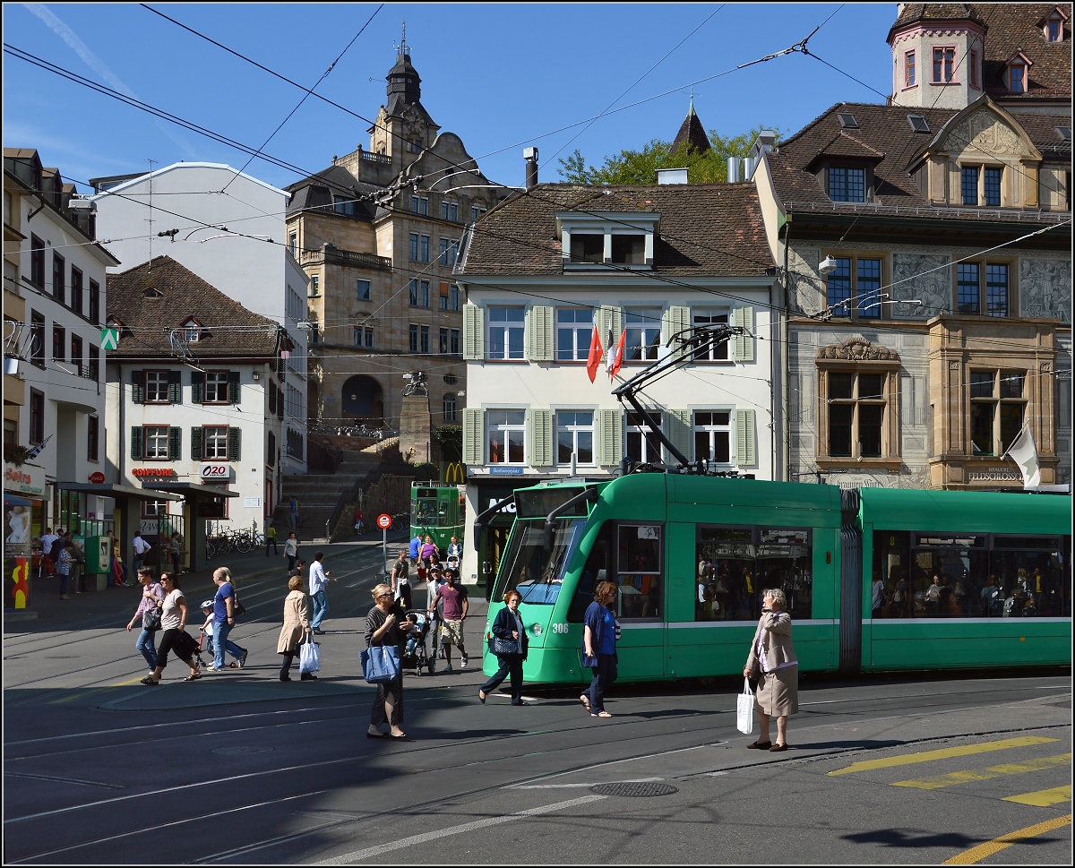 Combino-Verkehr im Gewusel der Stadt. Gut versteckt sich hingegen das  Gewürzgürkchen . Basel, September 2015.