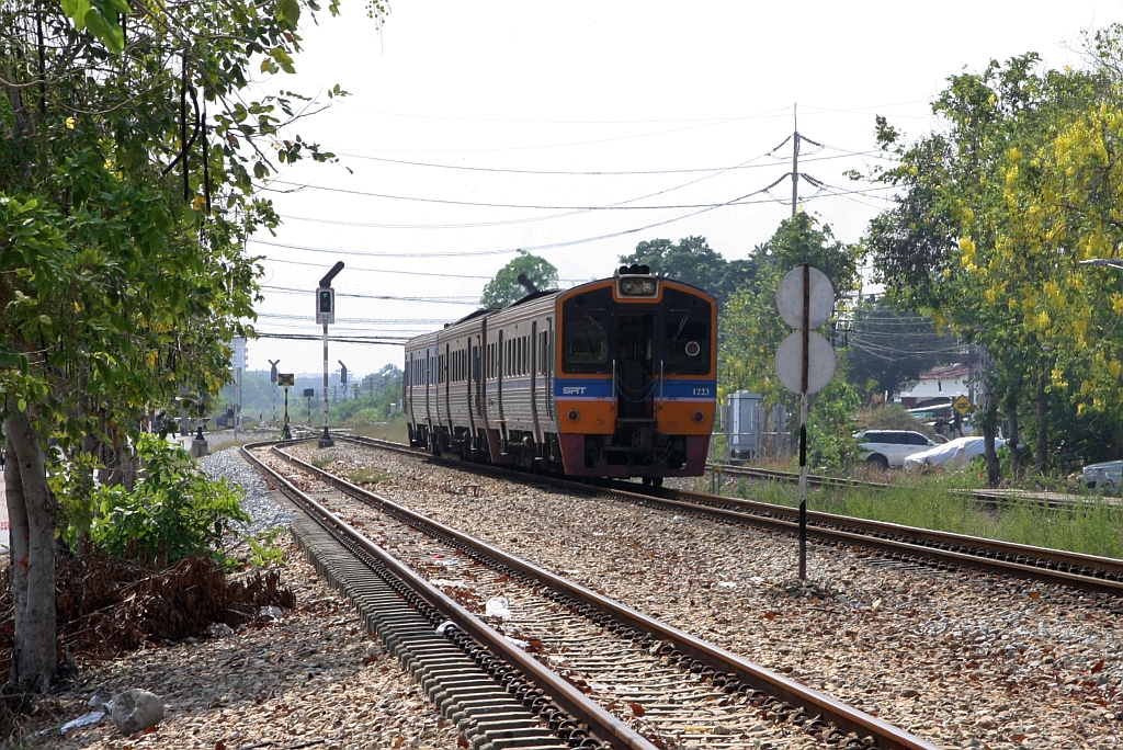 Comuter Special 1117 (Thon Buri - Nakhon Pathom) mit dem NKF 1223 als letztes Fahrzeug fährt am 24.März 2024 aus der Sala Ya Station.