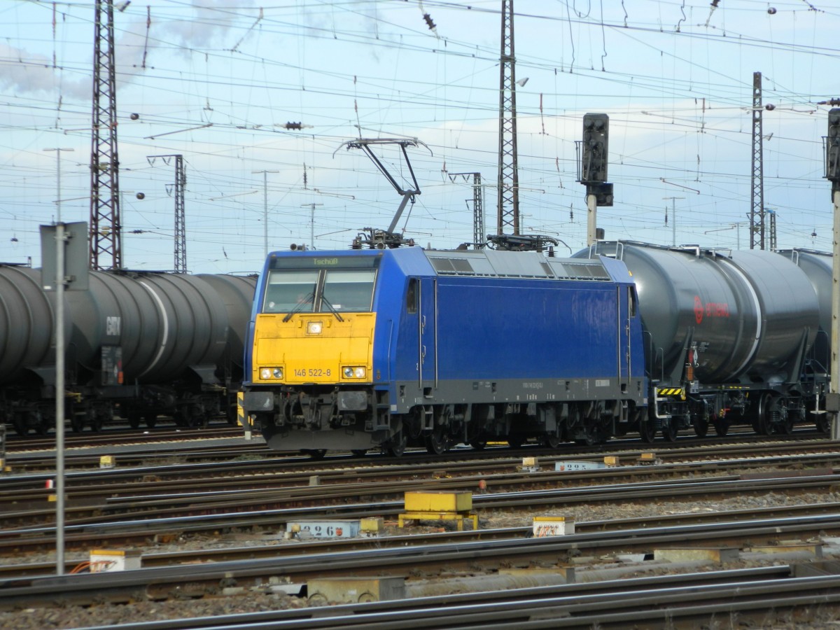 Connex 146 522 zieht am 06.02.2014 einen Kesselzug aus dem Güterbereich des Bahnhofs Großkorbetha in südliche Richtung. Und ... Tschüß!