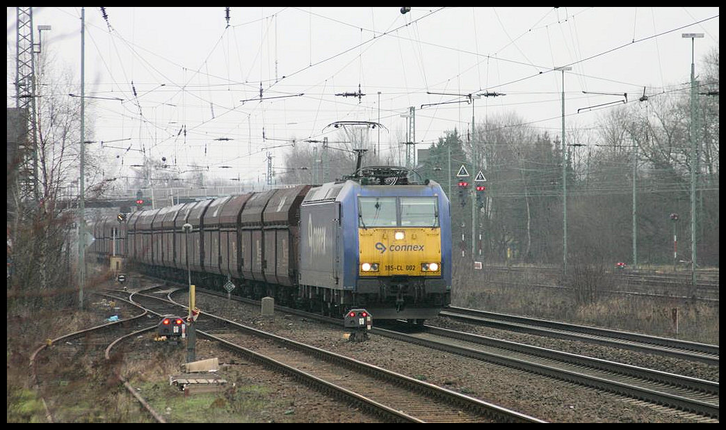 Connex 185CL002 fährt hier am 8.1.2006 mit dem Kohlependel durch den Bahnhof Hasbergen in Richtung Ruhrgebiet.