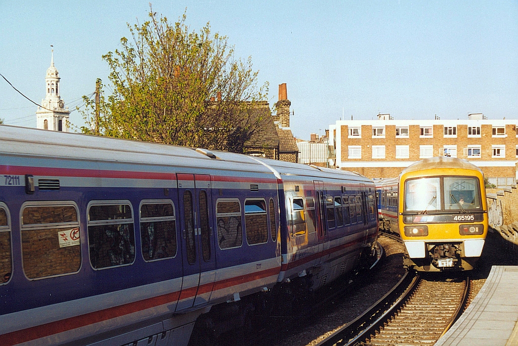 Connex South Eastern (UIC-Kürzel CSE, 1997-2004) 465 195 fährt am 07.April 2002 in die Greenwich Station. (Fotoscan)