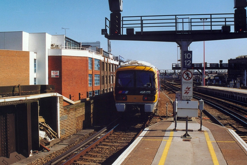 Connex South Eastern (UIC-Kürzel CSE, 1997-2004) 465 220 fährt am 07.April 2002 in die London Bridge Station. (Fotoscan)
