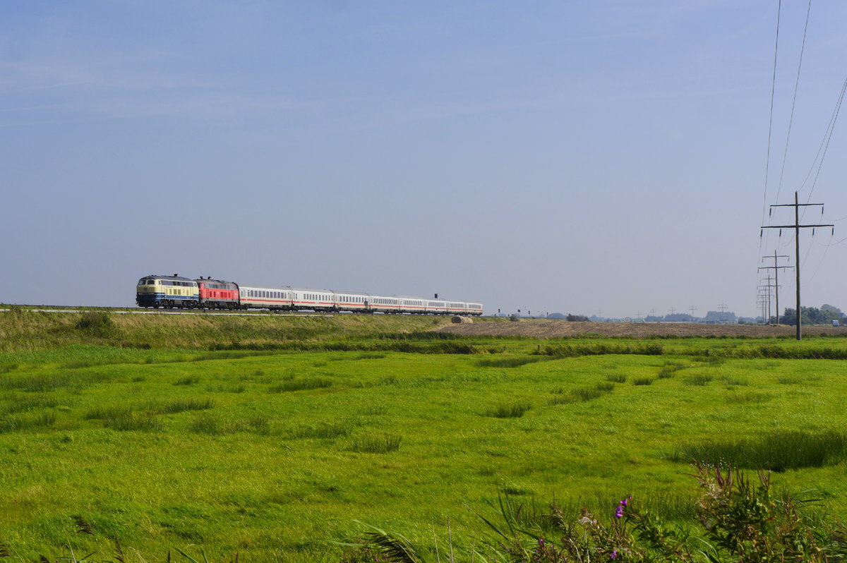 Conny hilft, wo sie kann. Hier hat sie (218 460 der Westfrankenbahn) zusammen mit 218 373 von DB Regio SH den IC 2072 nach Sylt gebracht. Aufnahme: bei Archsum, 29.8.17.