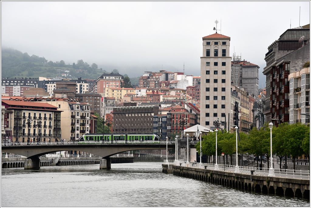 Construcciones y Auxiliar de Ferrocarriles (CAF)lieferte 8 Urbos Strassenbahnfahrzeuge nach Bilbao, wo heute eine einzige Linie betrieben wird. Auf der Puente de Arenal wird der Ria de Bilbao überquert. (21.05.2016)

