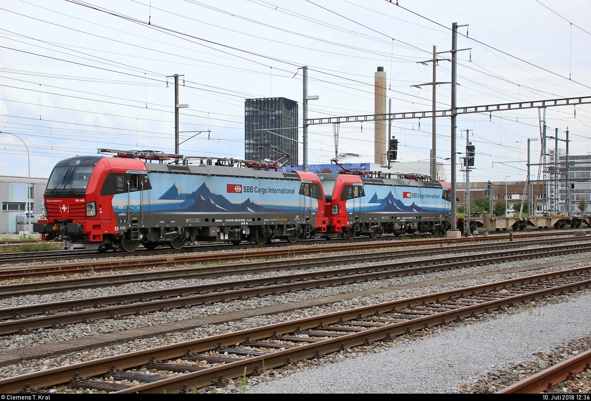 Container- oder KLV-Zug mit 193 468-6  Chiasso  und 193 474-4  Mannheim  (Siemens Vectron) der SBB Cargo International durchfährt den Bahnhof Pratteln (CH) in westlicher Richtung.
Aufgenommen von der Güterstrasse.
[10.7.2018 | 12:36 Uhr]