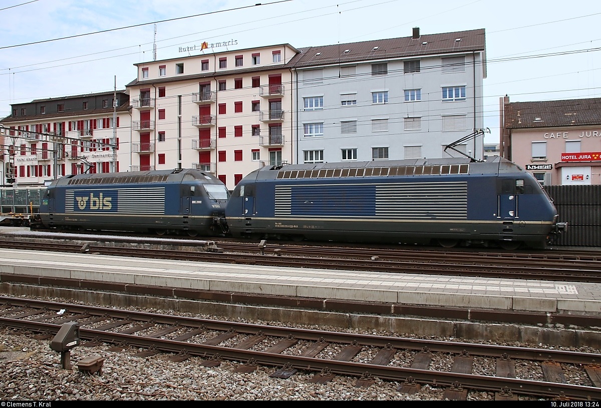 Container- oder KLV-Zug mit Re 465 015-6  La Vue-des-Alpes  und Re 465 011  Wisenberg  der BLS Cargo AG durchfährt den Bahnhof Olten (CH) in südlicher Richtung.
[10.7.2018 | 13:24 Uhr]