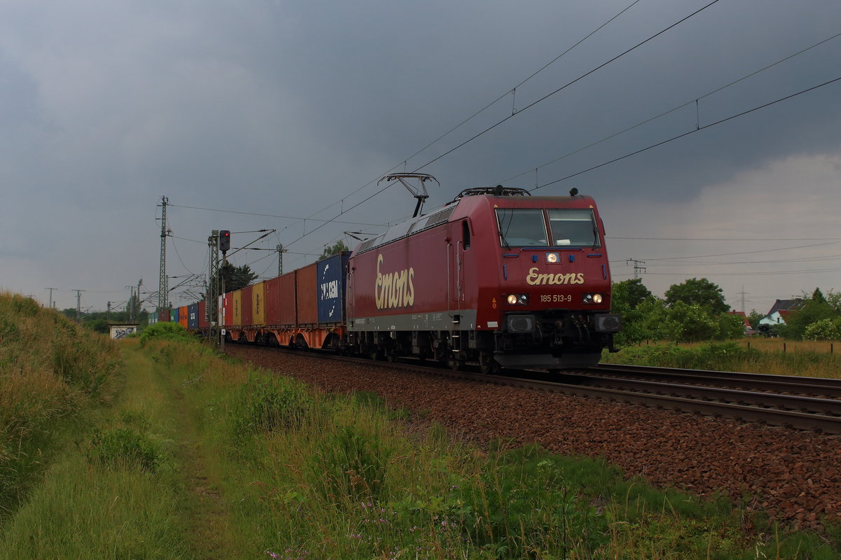 Container Pendelverkehr zwischen Leipzig-Waren und Dresden mit Emons Rail. Hier in Zeithain am 16.06.2017 mit der 185 513-9 im rot Lack. 