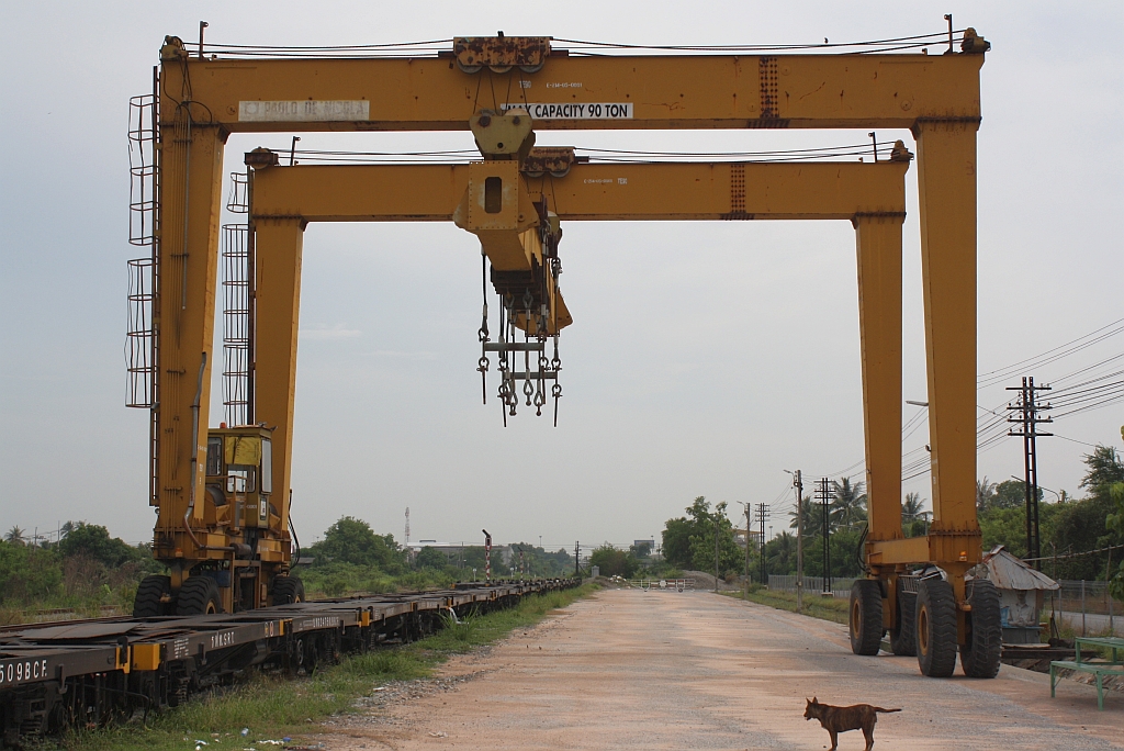 Containerkran im Bf. Chon Buri am 30.Mai 2013.