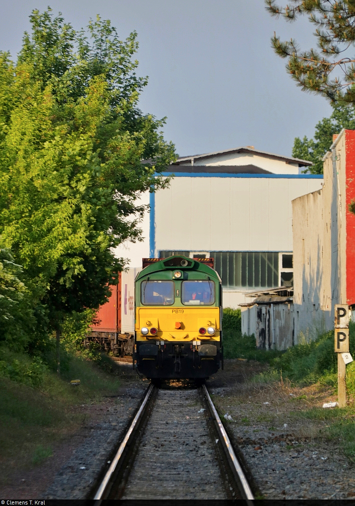 Containertransport auf der Hafenbahn Halle-Trotha

266 023-1 (PB 19 | EMD JT42CWR) biegt um die Ecke und hat die Bahnhofsanlagen von Halle-Trotha fast erreicht. Die Pfeiftafel am rechten Rand weist noch auf einen kleinen unbeschrankten Bahnübergang (BÜ) hin.
Tele-Nachschuss vom BÜ Köthener Straße.

🧰 Beacon Rail Leasing Limited (BRLL), vermietet an die Container Terminal Halle (Saale) GmbH (CTHS | Stadtwerke Halle GmbH)
🕓 7.6.2021 | 19:41 Uhr