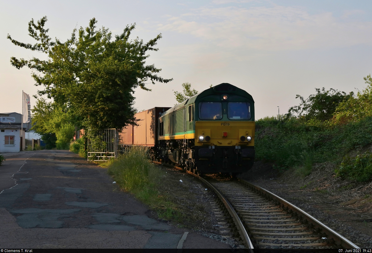 Containertransport auf der Hafenbahn Halle-Trotha

Der im Hafen Halle (Saale) abgefertigte Containerzug begibt sich mit der schiebenden 266 023-1 (PB 19 | EMD JT42CWR) allmählich auf das Ausziehgleis des Bahnhofs Halle-Trotha. Nach dem Befahren eines unbeschrankten Bahnübergangs blieb noch Zeit für dieses Foto.

🧰 Beacon Rail Leasing Limited (BRLL), vermietet an die Container Terminal Halle (Saale) GmbH (CTHS | Stadtwerke Halle GmbH)
🕓 7.6.2021 | 19:43 Uhr