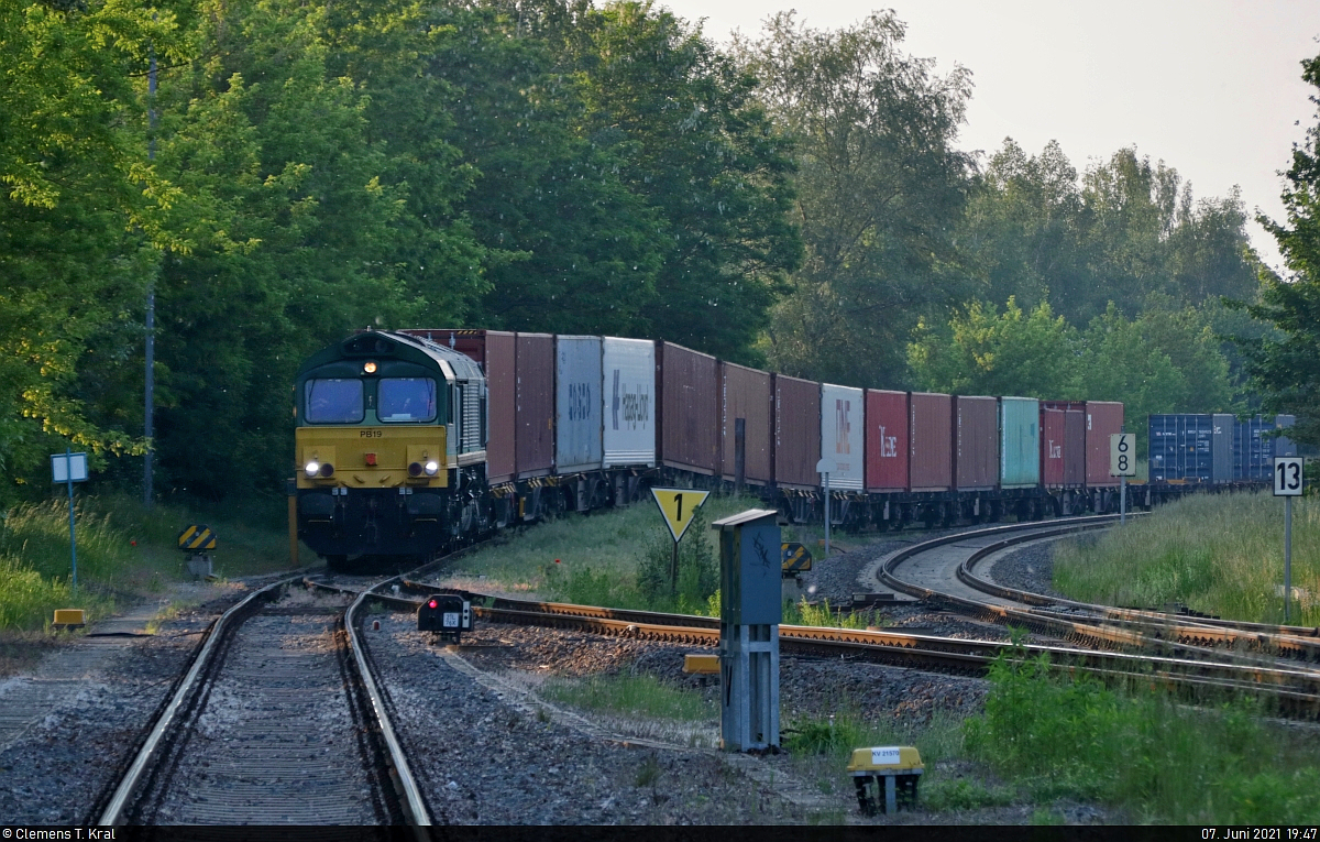 Containertransport auf der Hafenbahn Halle-Trotha

Mit Fahrt über den alten Ablaufberg wechselt der Containerzug mit 266 023-1 (PB 19 | EMD JT42CWR) in Halle-Trotha vom Anschlussgleis (links) auf das Streckengleis (rechts), um zur Zugbildungsanlage (ZBA) Halle (Saale) zu gelangen.
Tele-Aufnahme vom offenen Bahnübergang Angerstraße.

🧰 Beacon Rail Leasing Limited (BRLL), vermietet an die Container Terminal Halle (Saale) GmbH (CTHS | Stadtwerke Halle GmbH)
🕓 7.6.2021 | 19:47 Uhr