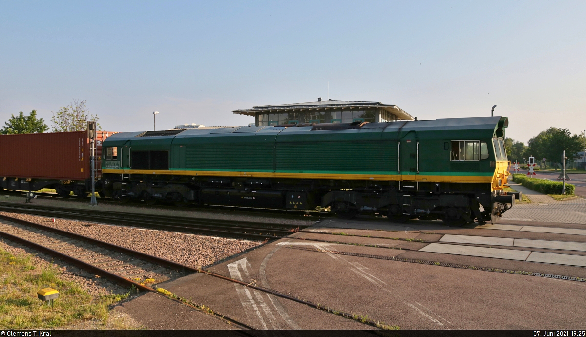 Containertransport auf der Hafenbahn Halle-Trotha

Zurück im Hafenbereich, kuppelt 266 023-1 (PB 19 | EMD JT42CWR) an das hintere Zugende an, damit sie die Container als Rangierfahrt herausschieben kann.
Aufnahme erfolgte über den Zaun von einem öffentlich zugänglichen Parkplatz aus.

🧰 Beacon Rail Leasing Limited (BRLL), vermietet an die Container Terminal Halle (Saale) GmbH (CTHS | Stadtwerke Halle GmbH)
🕓 7.6.2021 | 19:25 Uhr