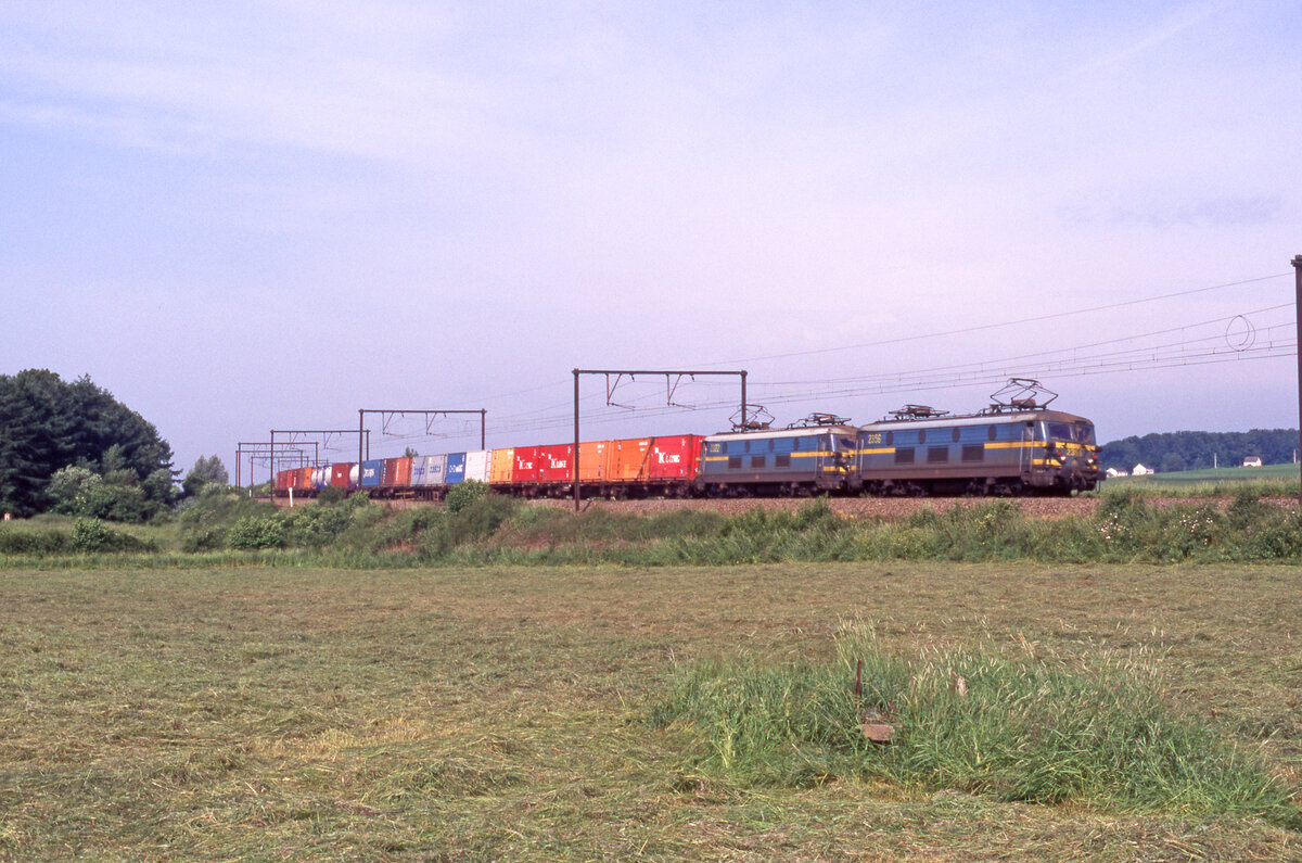 Containerzug aus ri Namur mit NMBS 2356 + 2322 nach Luxembourg Triage, bei Autelbas-Barnich am 05.06.1998, 09.53u. Scanbild 7696, Fujichrome100.