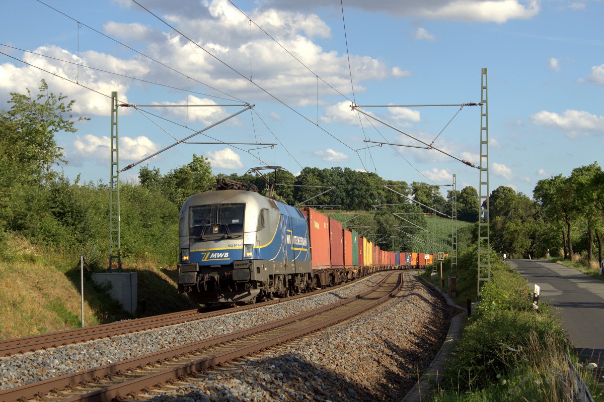Containerzug aus Wiesau nach Hamburg mit 182 911 der MWB. Liebau/Pöhl am 21.07.2015