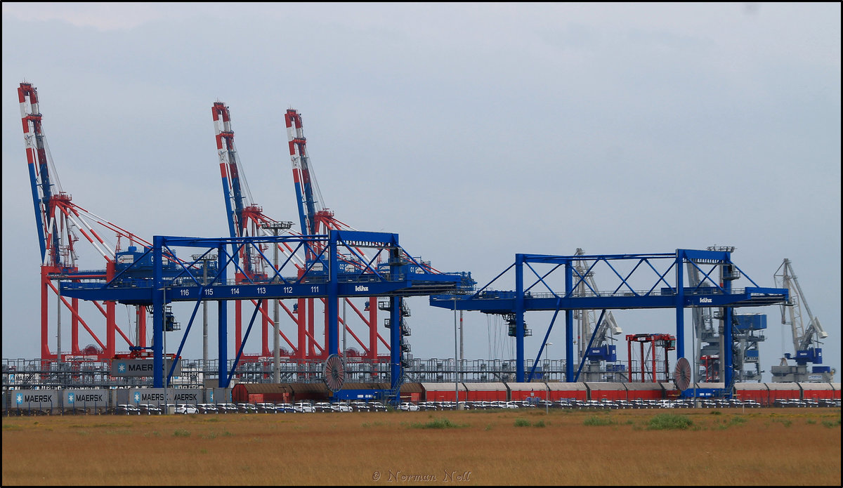 Containerzug beladung und Hccrrs Wagen der ATG (jetzt DB-Schenker Rail Automotive GmbH) nach der Entladung von Porsche Cayenne`s am Jade-Weser-Port die aus Platzmangel in Bremerhaven hier zwischengelagert werden. Wilhelmshaven 05/07/16