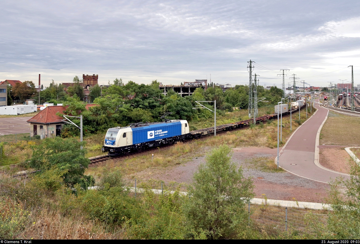 Containerzug (Bertschi AG) mit 187 326-4 passiert die Zugbildungsanlage (ZBA) Halle (Saale) auf der Ostumfahrung für den Güterverkehr in nordöstlicher Richtung.
Aufgenommen von der Berliner Brücke.

🧰 Wiener Lokalbahnen Cargo GmbH (WLC)
🕓 23.8.2020 | 9:03 Uhr