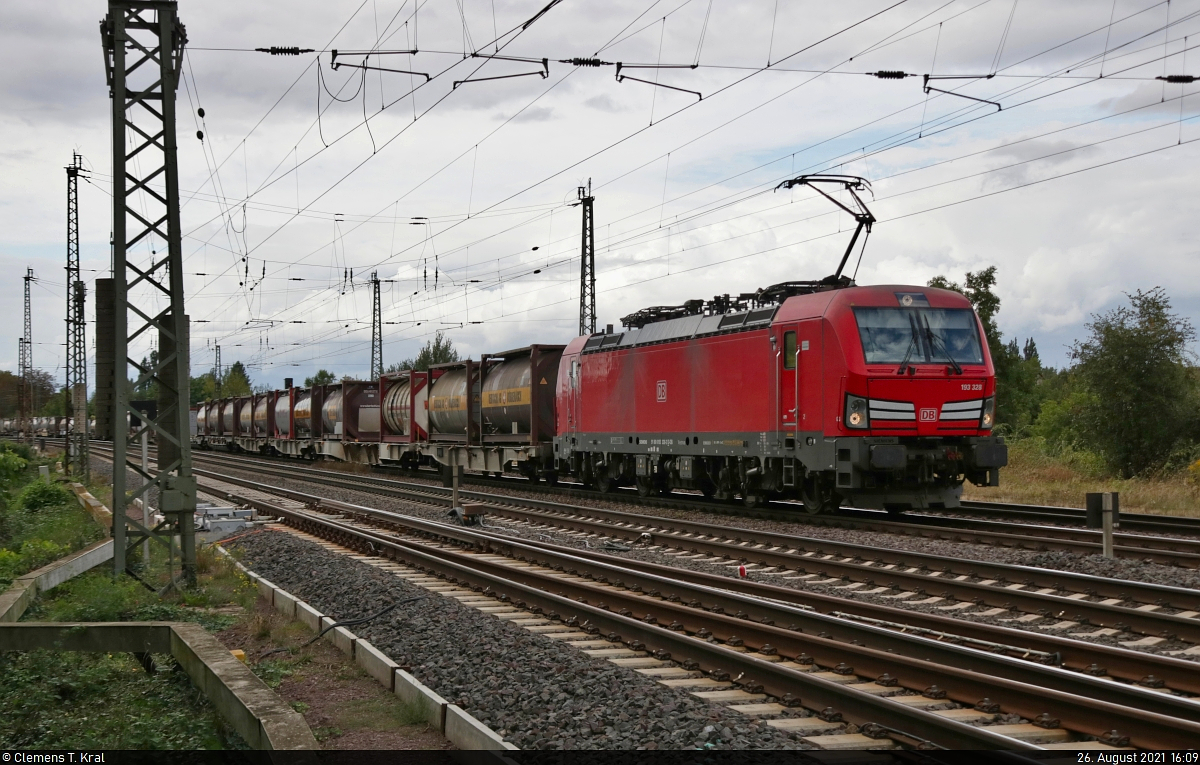 Containerzug (Bertschi AG) mit 193 328-2 (Siemens Vectron) unterwegs am Bahnübergang Friedhofstraße in Magdeburg Richtung Köthen.

🧰 DB Cargo
🚩 Bahnstrecke Magdeburg–Leipzig (KBS 340)
🕓 26.8.2021 | 16:09 Uhr