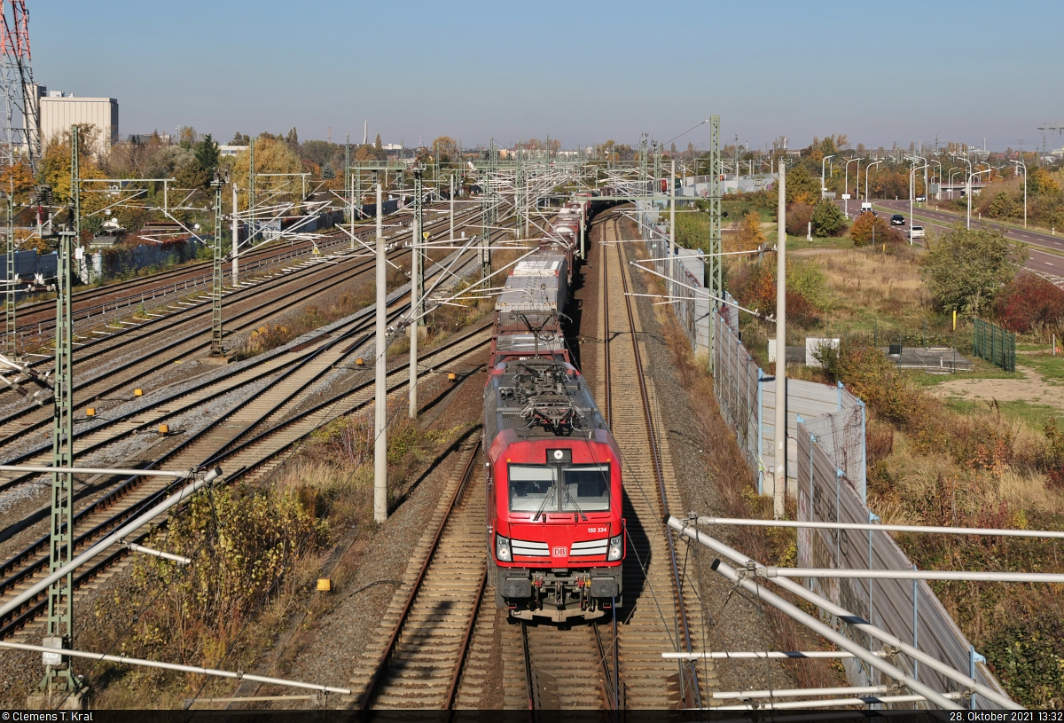 Containerzug (Bertschi AG) mit 193 334-0 (Siemens Vectron) wechselt am Energiepark Dieselstraße in Halle (Saale) auf das Gegengleis.
Aufgenommen von der Dieselbrücke.

🧰 DB Cargo
🚩 Bahnstrecke Halle–Bebra (KBS 580)
🕓 28.10.2021 | 13:32 Uhr