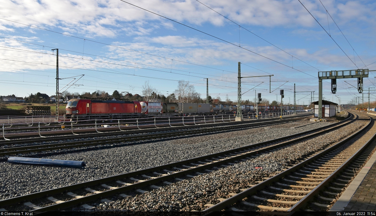 Containerzug (Bertschi AG) mit 193 376-1 (Siemens Vectron) kommt von den Buna-Werken und muss kurz am Signal im Bahnhof Angersdorf warten, um dem RE nach Halle(Saale)Hbf hinterherzufahren.

🧰 DB Cargo
🕓 6.1.2022 | 11:54 Uhr