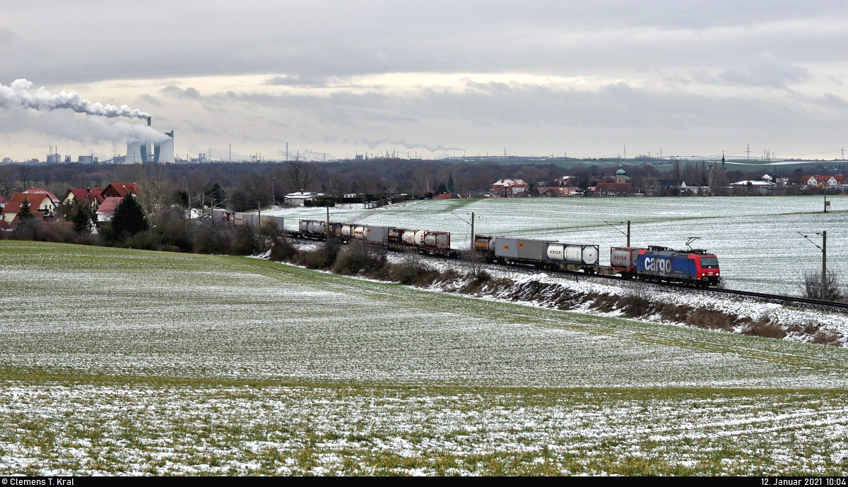 Containerzug (Bertschi AG) mit Re 482 030-4 hat den Unterwegsbahnhof Buna-Werke hinter sich gelassen und fährt in Angersdorf, Salzstraße, Richtung Bahnhof Angersdorf.

🧰 SBB Cargo AG, vermietet an die SBB Cargo International AG
🚝 DGS 90974 Ludwigshafen BASF Ubf–Ruhland
🚩 Bahnstrecke Merseburg–Halle-Nietleben (KBS 588)
🕓 12.1.2021 | 10:04 Uhr