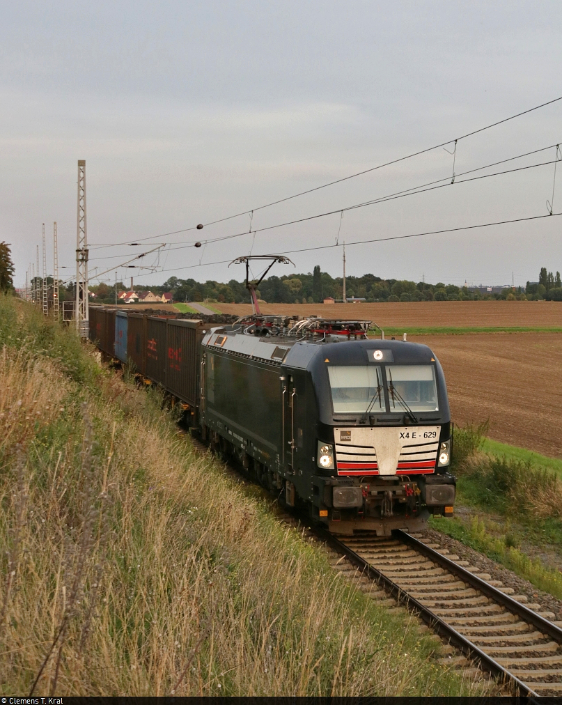 Containerzug (Black-BoxX-Zug | neska Schiffahrts-und Speditionskontor GmbH) mit 193 629-3 (X4 E - 629 | Siemens Vectron) unterwegs an etwas ungünstiger Position beim Zöberitzer Weg Richtung ZBA Halle (Saale).

🧰 Mitsui Rail Capital Europe GmbH (MRCE), vermietet an die CFL cargo Deutschland GmbH
🚩 Bahnstrecke Halle–Cottbus (KBS 219)
🕓 13.9.2021 | 18:56 Uhr