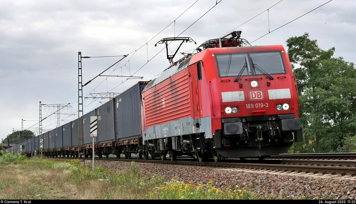 Containerzug (Cronos Group) mit zweiachsigen Containertragwagen der Gattung  Lgs 580  und  Lgns 581  sowie 189 019-3 (Siemens ES64F4) nimmt hinter dem gestörten Hauptsignal des Abzweig Saalebrücke in Halle Südstadt (Bft Südstadt Sa) wieder Fahrt Richtung Angersdorf auf.
Diese Art von Güterzügen, insbesondere mit 189ern, sind hier außerhalb von Umleiterverkehren so gut wie gar nicht anzutreffen.

🧰 DB Cargo
🚩 Bahnstrecke Halle–Hann. Münden (KBS 590)
🕓 26.8.2020 | 17:02 Uhr
