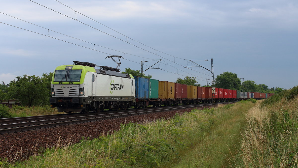 Containerzug von Dresden in Richtung Leipzig/Berlin. Zuglok die Captrain 193 892 welch hier gerade kurz vor dem Eisenbahndreieck bei Zeithain ist. Aufgenommen am 16.06.2017