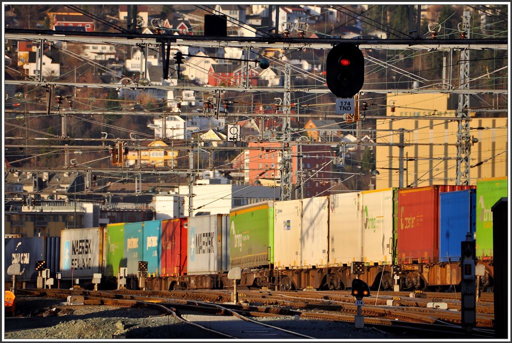 Containerzug fährt durch den Bahnhof Trondheim.(13.03.2015)