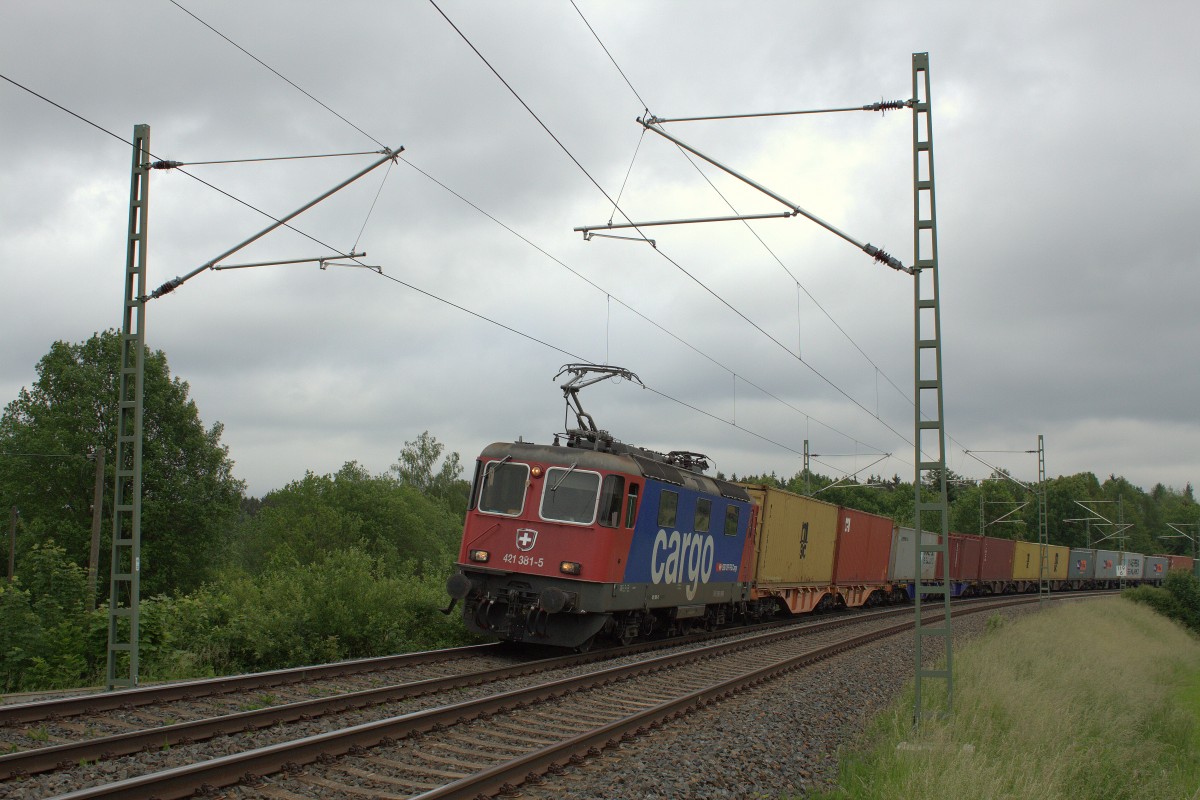 Containerzug von Hamburg nach Hof mit 421 381. Aufgenommen am 09.06.2015 in Oberjößnitz. 