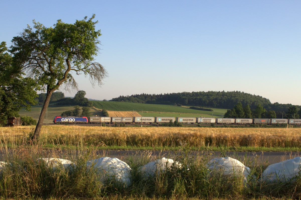 Containerzug von Hamburg nach Hof mit der SBB Cargo Traxx. Aufgenommen am 02.07.2015 in Liebau/Pöhl