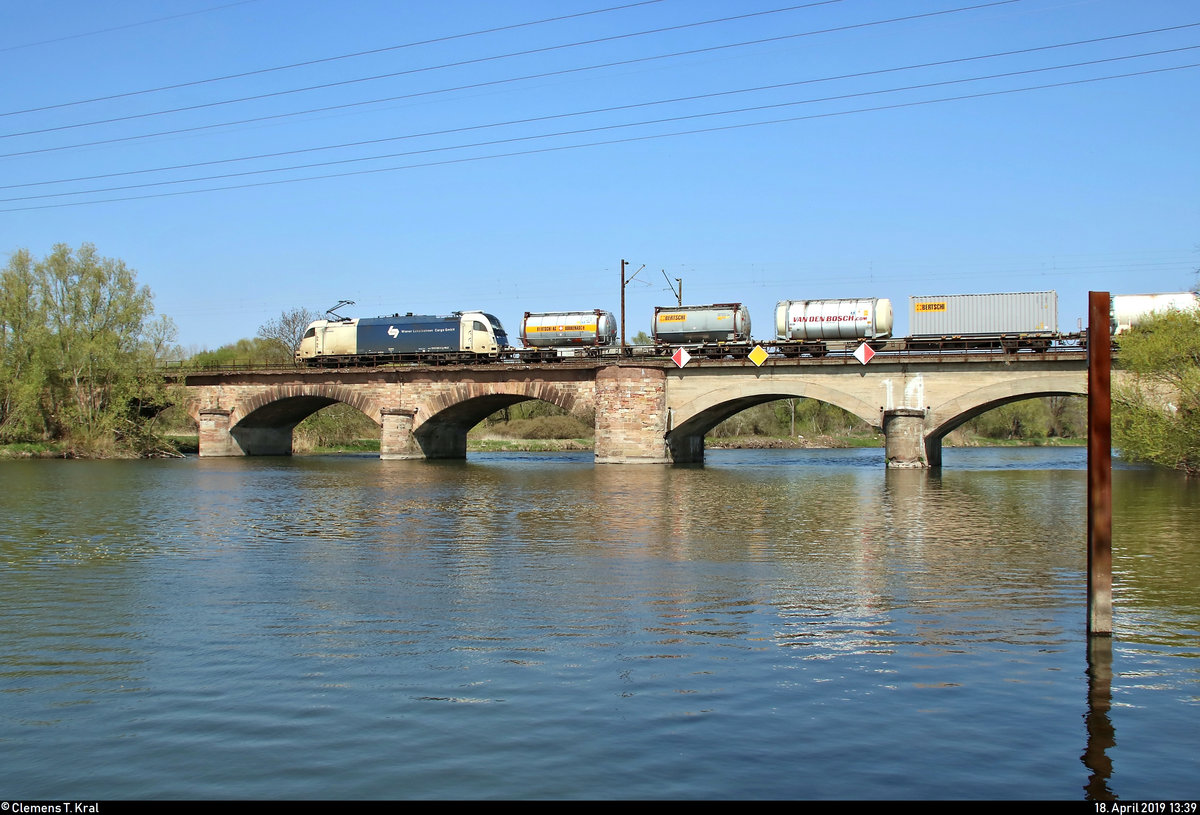 Containerzug, hauptsächlich beladen mit Kesselcontainern der Bertschi AG, mit 1216 950-6 (Siemens ES64U4) der Wiener Lokalbahnen Cargo GmbH überquert die Saale bei Halle-Böllberg/Wörmlitz auf der Bahnstrecke Halle–Hann. Münden (KBS 590) Richtung Angersdorf.
[18.4.2019 | 13:39 Uhr]