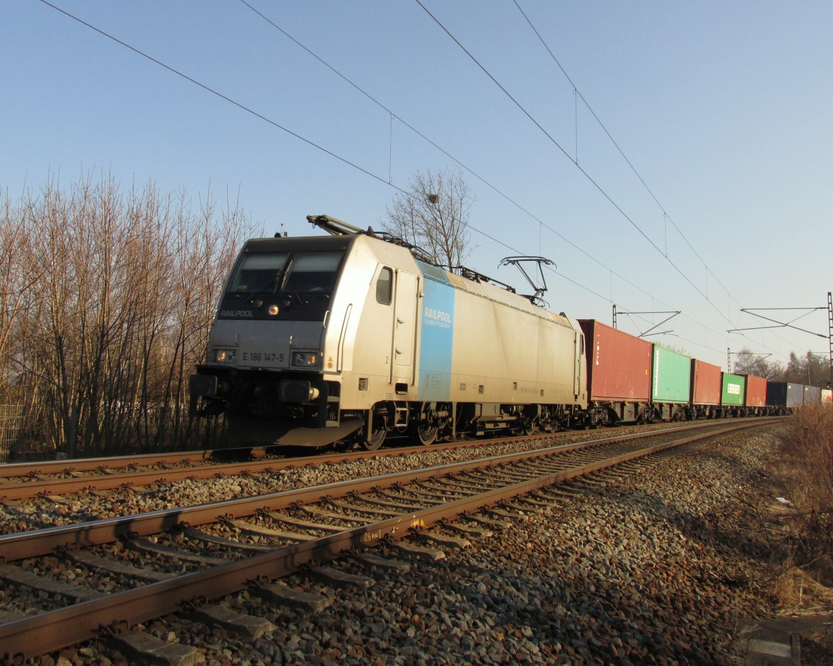 Containerzug von Hof gen Norden hier bei Plauen. Von der Sonne angestrahlt wurde die E 186 147-5 von Railpool am 16.02.2015. 