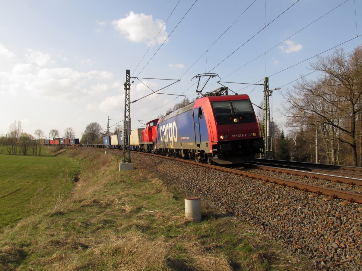 Containerzug von Hof nach Glauchau mit 482 041-1 und der 291 037 bei Plauen, Gesehen am 10.4.2015