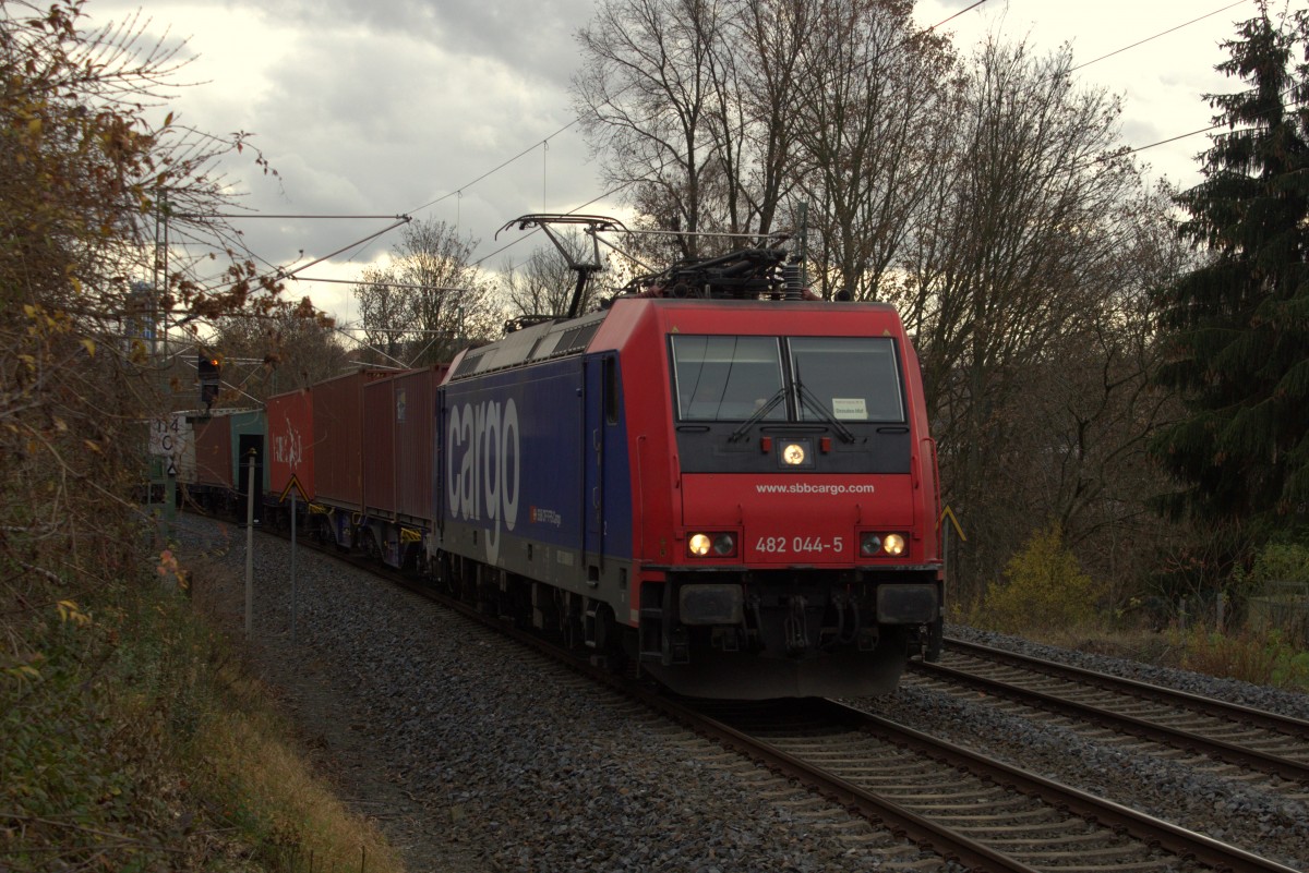 Containerzug von Hof über Glauchau nach Hamburg kurz nach Plauen. Gesehen wurder die SBB 482 044 am 14.11.2015. 