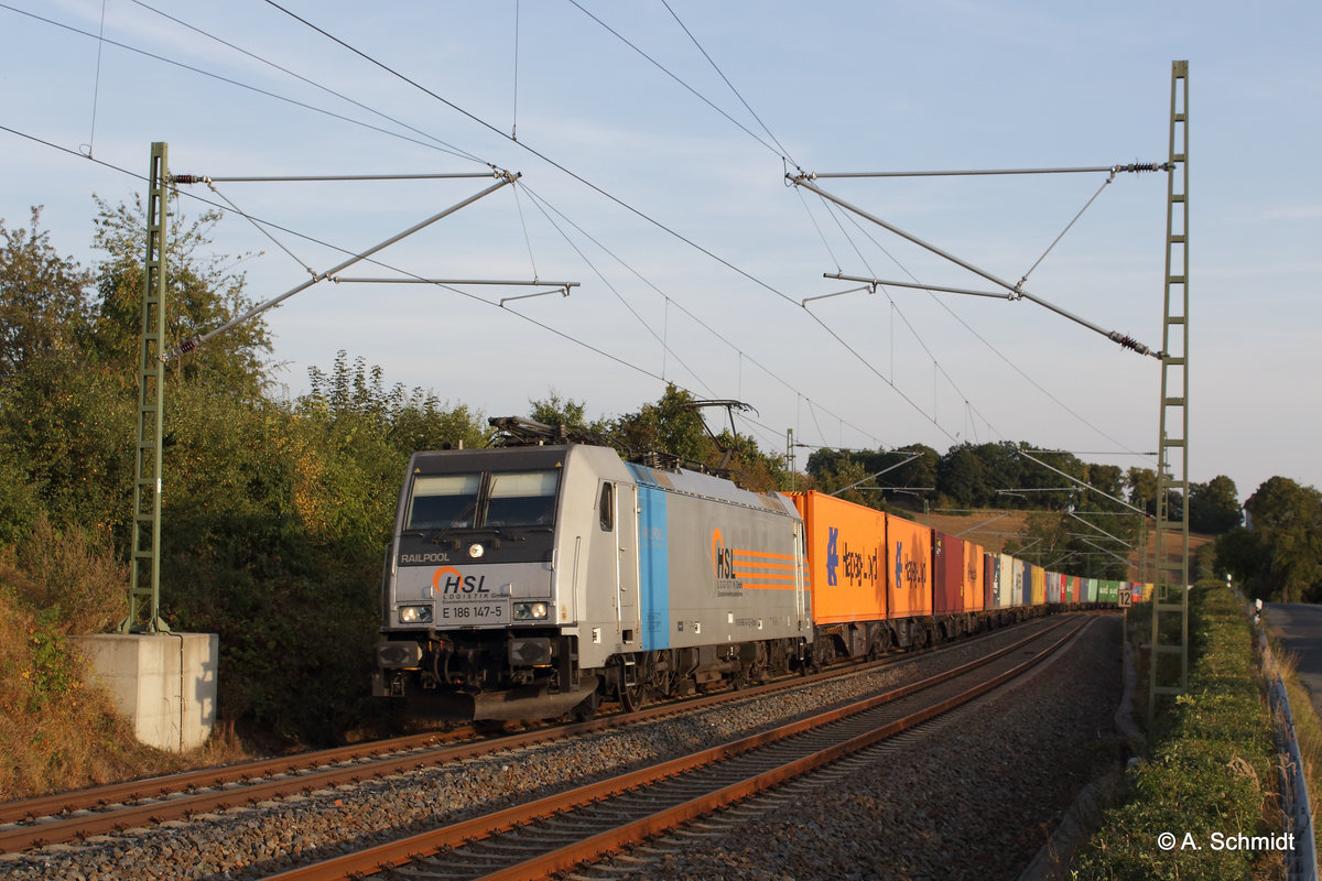 Containerzug der HSL bei Liebau/Pöhl am Abendsonnenlicht des 2.9.2016. Zuglok die E 186 147.