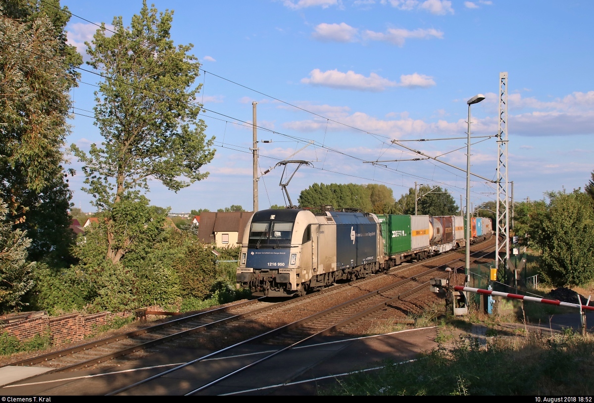 Containerzug mit 1216 950-6 (Siemens ES64U4) der Wiener Lokalbahnen Cargo GmbH (WLC), hauptsächlich mit Containern der Bertschi AG, fährt in Zscherben, Angersdorfer Straße, auf der Bahnstrecke Halle–Hann. Münden (KBS 590) Richtung Sangerhausen.
[10.8.2018 | 18:52 Uhr]