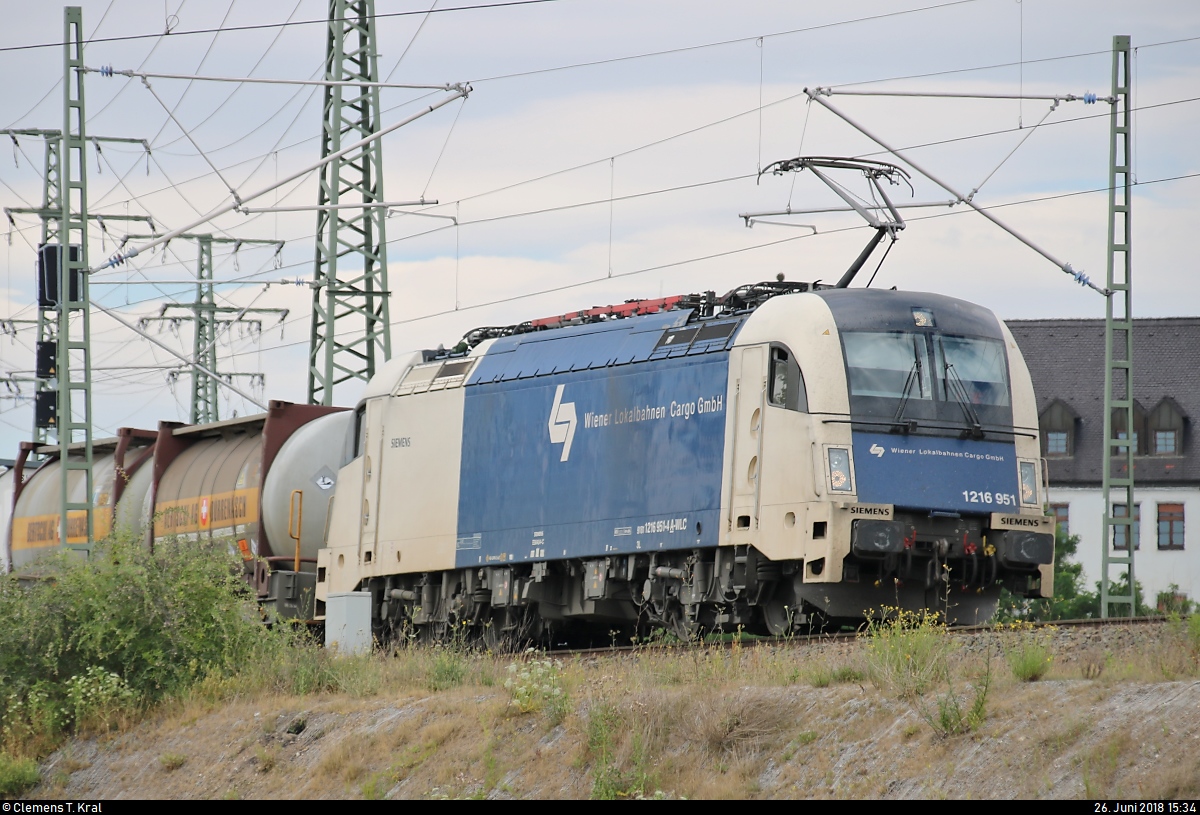 Containerzug mit 1216 951 (Siemens ES64U4) der Wiener Lokalbahnen Cargo GmbH (WLC) steht in Halle (Saale), Karl-von-Thielen-Straße, auf der Ostumfahrung für den Güterverkehr.
(verbesserte Version)
[26.6.2018 | 15:34 Uhr]