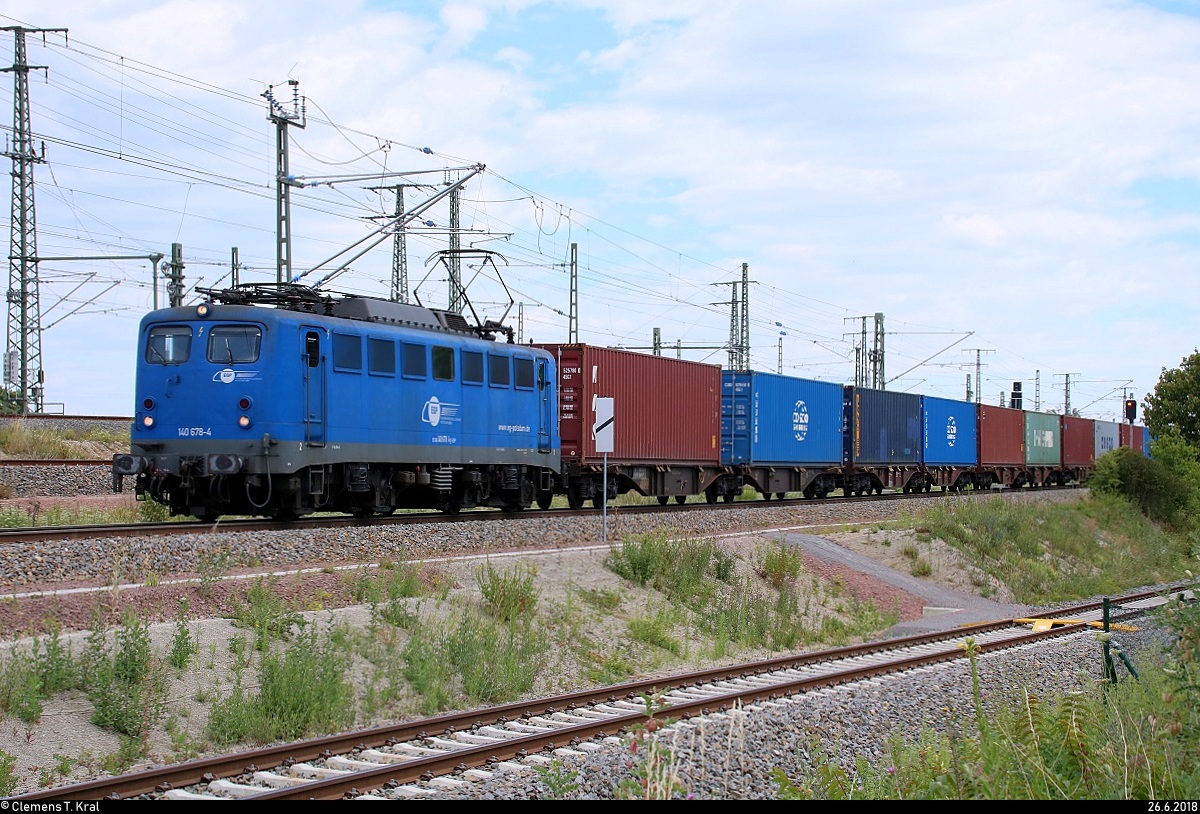Containerzug mit 140 678-4 der Eisenbahngesellschaft Potsdam mbH (EGP) fährt in Halle (Saale), Karl-von-Thielen-Straße, auf der Ostumfahrung für den Güterverkehr Richtung Norden.
[26.6.2018 | 15:05 Uhr]