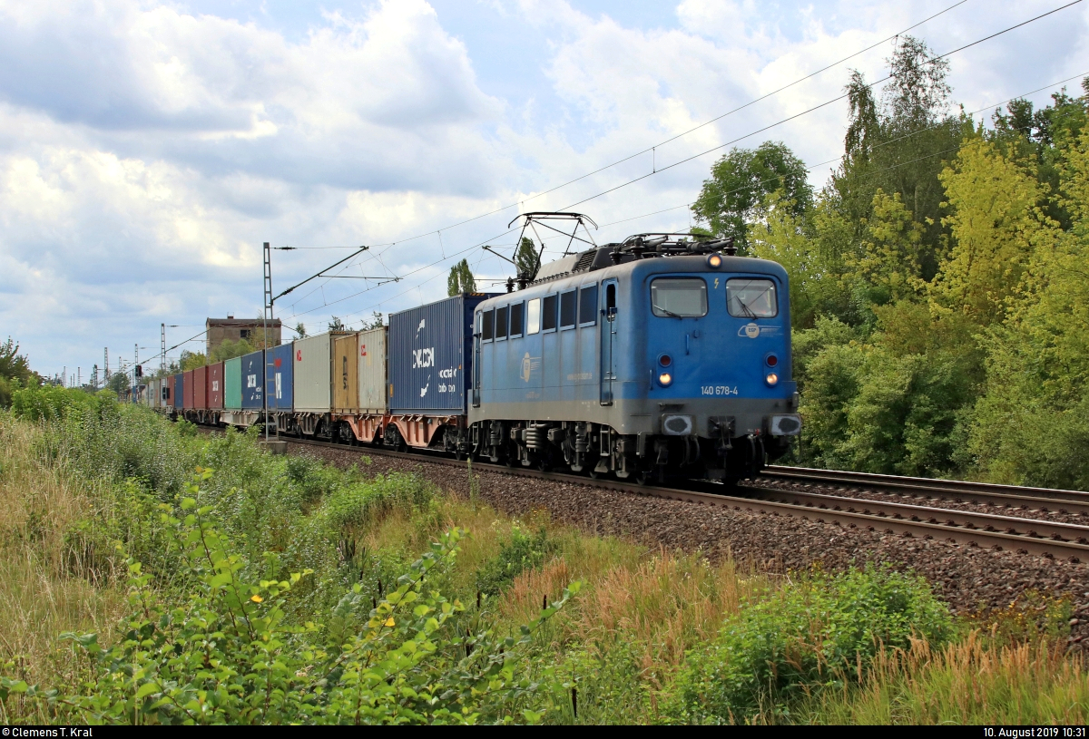 Containerzug mit 140 678-4 der Eisenbahngesellschaft Potsdam mbH (EGP) fährt in Gommern auf der Bahnstrecke Biederitz–Trebnitz (KBS 254) Richtung Biederitz.
[10.8.2019 | 10:31 Uhr]