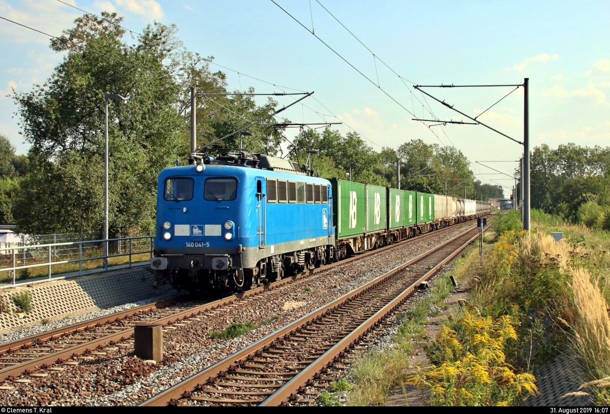 Containerzug mit 140 810-3 (140 041-5) der Eisenbahn-Bau- und Betriebsgesellschaft Pressnitztalbahn mbH (PRESS) durchfährt den Hp Dessau Süd auf der Bahnstrecke Trebnitz–Leipzig (KBS 251) Richtung Dessau Hbf.
Aufgenommen am Ende des Bahnsteigs 2.
[31.8.2019 | 16:07 Uhr]