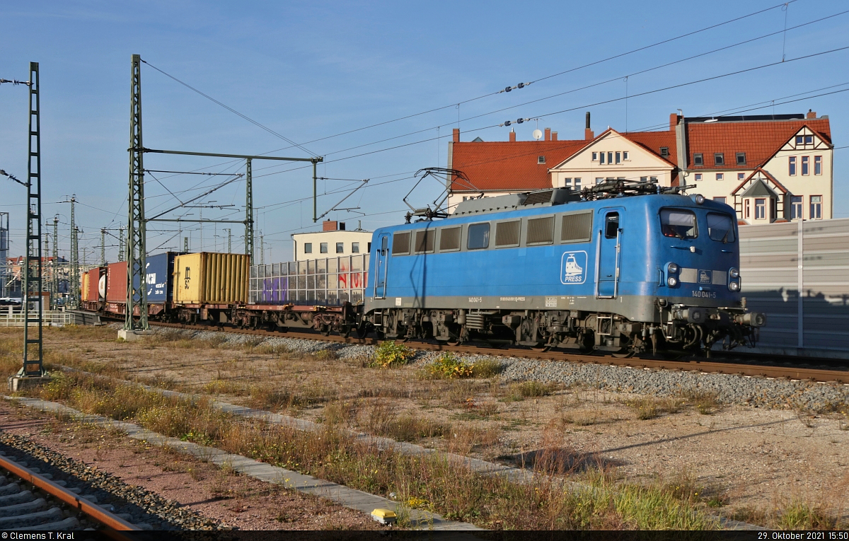Containerzug mit 140 810-3 (140 041-5) passiert Halle(Saale)Hbf auf den unteren Gütergleisen in südlicher Richtung.
Aufgenommen von Bahnsteig 12/13.

🧰 Eisenbahn-Bau- und Betriebsgesellschaft Pressnitztalbahn mbH (PRESS)
🕓 29.10.2021 | 15:50 Uhr