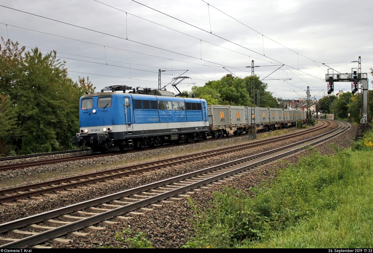 Containerzug mit 151 039-5 der SRI Rail Invest GmbH (Mieter unbekannt) fährt in Asperg auf der Bahnstrecke Stuttgart–Würzburg (Frankenbahn | KBS 780) Richtung Bietigheim-Bissingen.
[26.9.2019 | 17:32 Uhr]