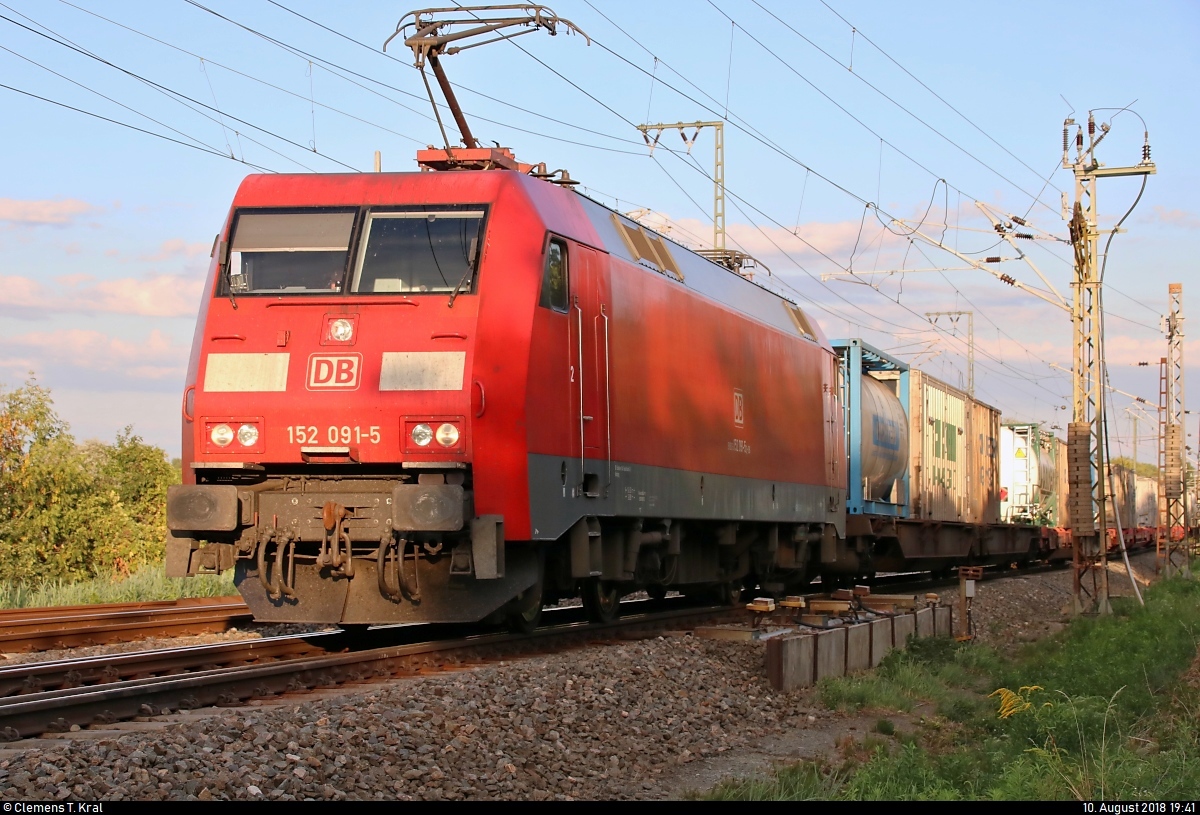 Containerzug mit 152 091-5 DB fährt in der Saaleaue bei Angersdorf auf der Bahnstrecke Halle–Hann. Münden (KBS 590) Richtung Angersdorf.
[10.8.2018 | 19:41 Uhr]