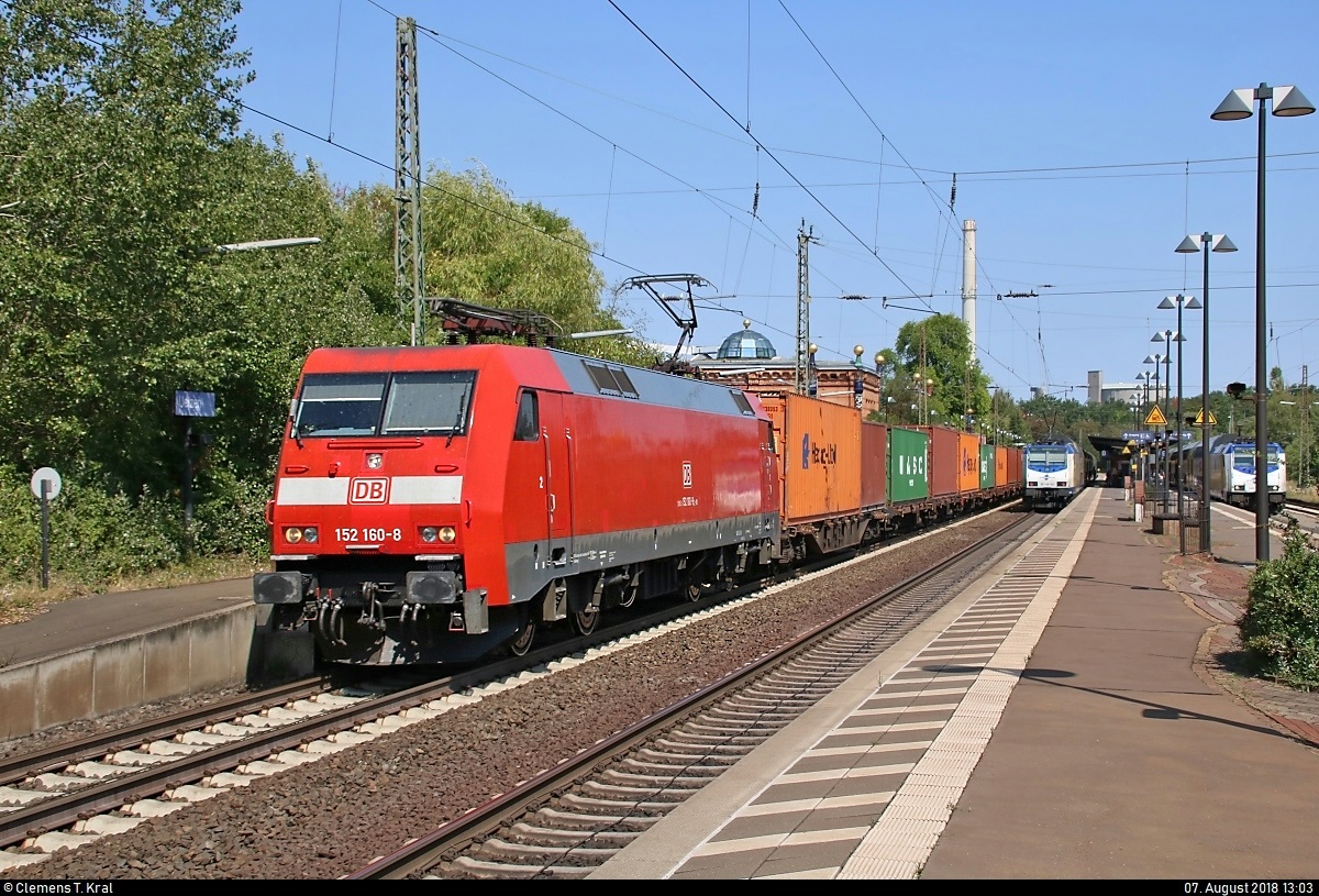 Containerzug mit 152 160-8 DB durchfährt den Bahnhof Uelzen auf Gleis 101 Richtung Hannover.
[7.8.2018 | 13:03 Uhr]
