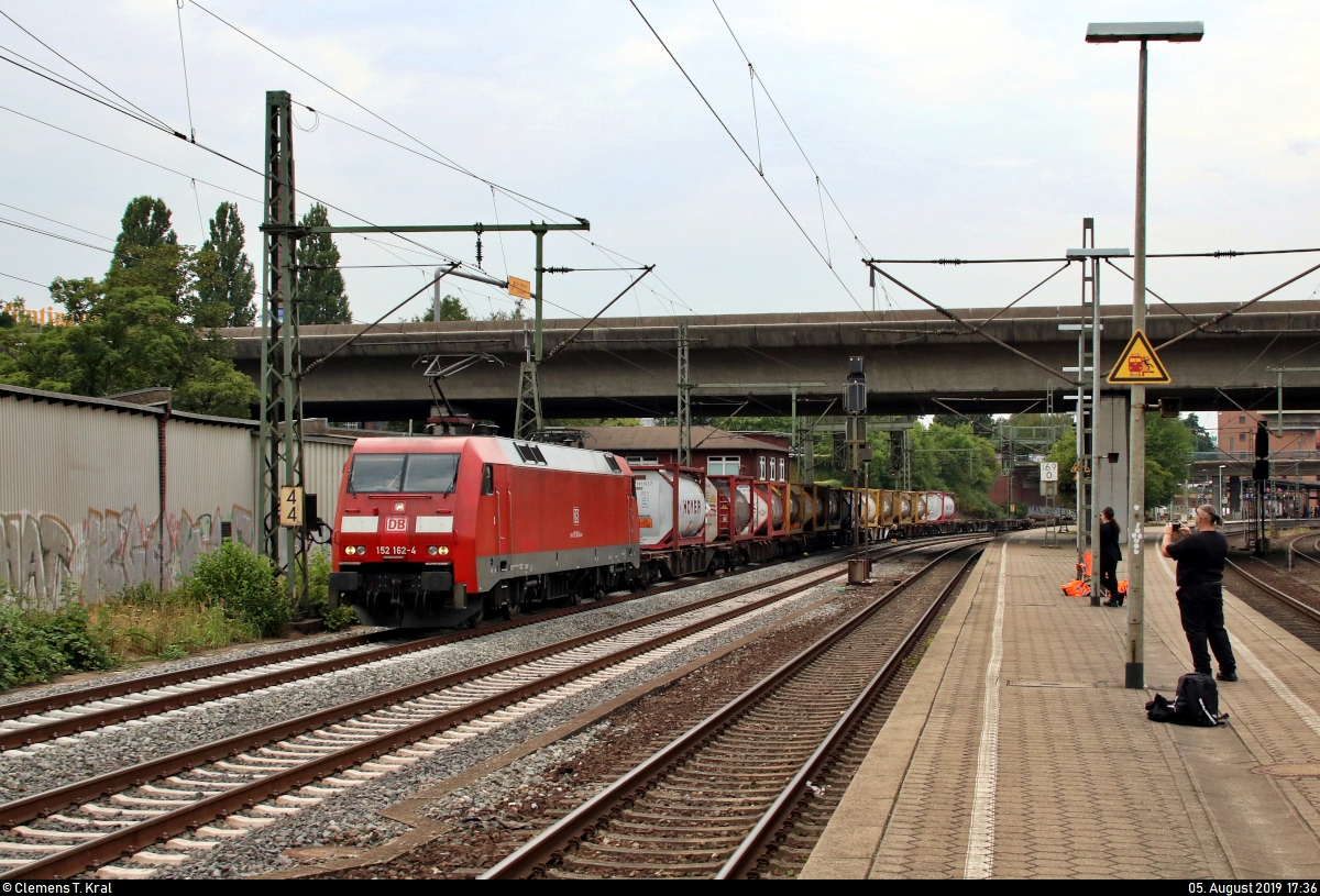 Containerzug mit 152 162-4 DB durchfährt, kommend von der Bahnstrecke Hamburg-Harburg–Cuxhaven (Niederelbebahn | KBS 121), den Bahnhof Hamburg-Harburg.
Ebenfalls festgehalten wurde der Zug von zwei Bahnfans aus Großbritannien, die den Nachmittag auf Bahnsteig 5/6 verbrachten.
[5.8.2019 | 17:36 Uhr]