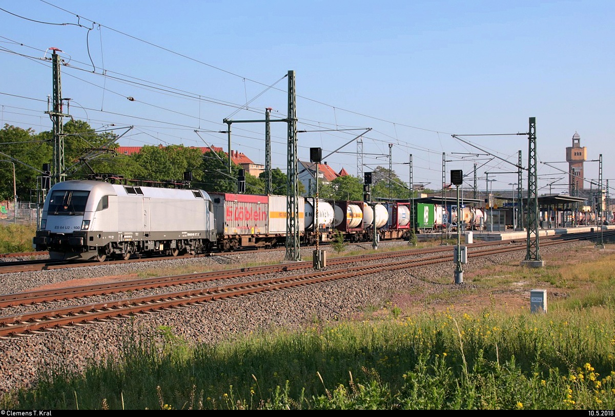Containerzug mit 182 600-7 (Siemens ES64U2-100) der Hupac AG verlässt nach einem kurzen Betriebshalt den Bahnhof Merseburg auf der Bahnstrecke Halle–Bebra (KBS 580) Richtung Großkorbetha.
[10.5.2018 | 8:06 Uhr]