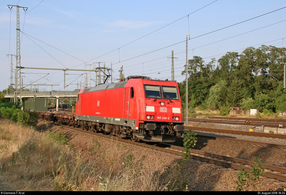 Containerzug mit 185 249-0 DB durchfährt Lutherstadt Wittenberg Hbf in südwestlicher Richtung.
[1.8.2018 | 18:26 Uhr]