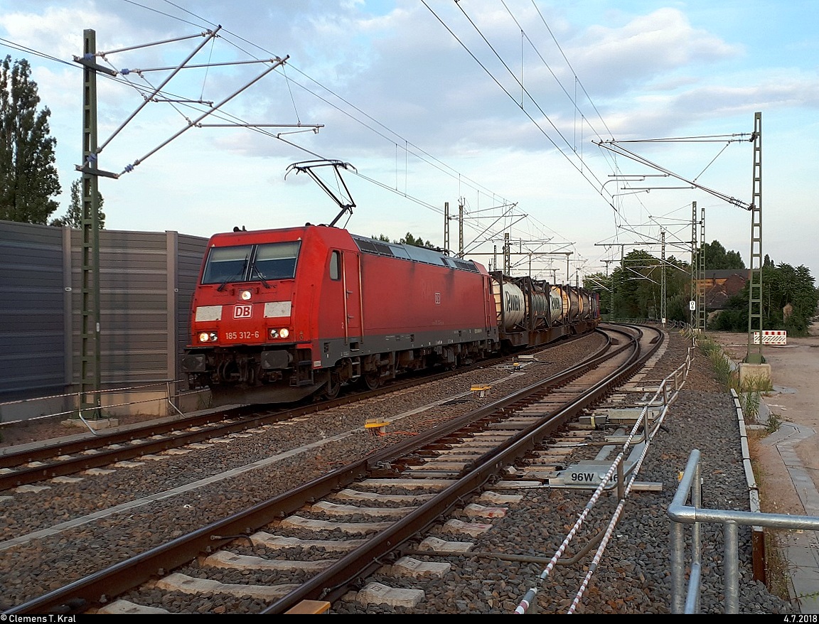 Containerzug mit 185 312-6 DB passiert den Interimsbahnsteig Halle(Saale)Hbf Gl. 13a auf der Ostumfahrung für den Güterverkehr in nördlicher Richtung.
[4.7.2018 | 20:15 Uhr]